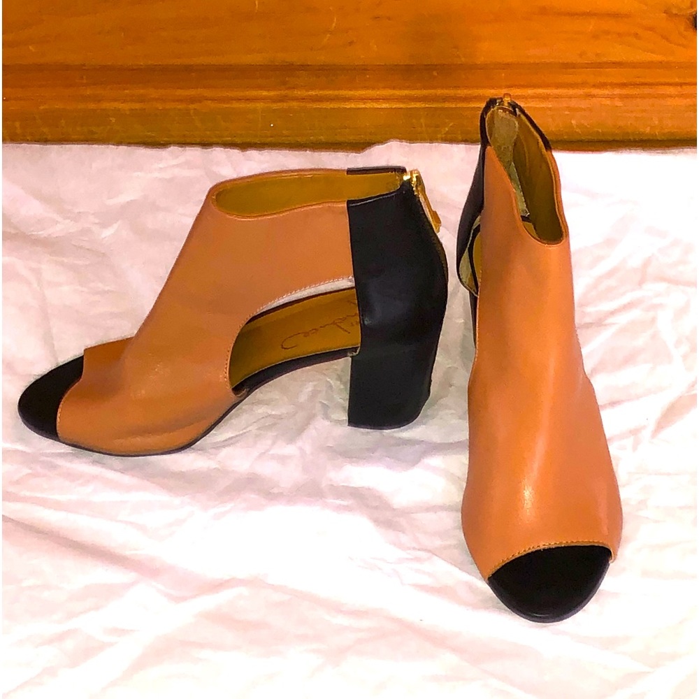 Authentic Beautiful NWOT Report Signature Bryanna Leather Peep Toe Booties sz 7